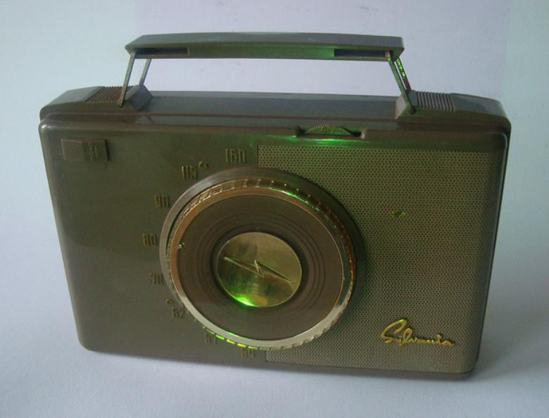 Radio portatile-iocero-2013-04-05-17-35-23-sylvania-portable-radio-b